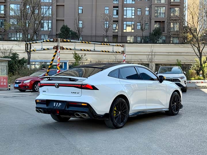 Фото 9 - Changan UNI-V