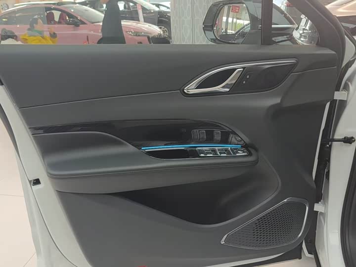 Фото 8 - Hongqi HS3 Hybrid