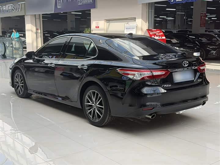 Фото 5 - Toyota Camry