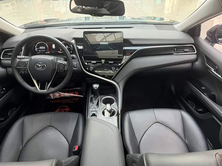 Фото 8 - Toyota Camry