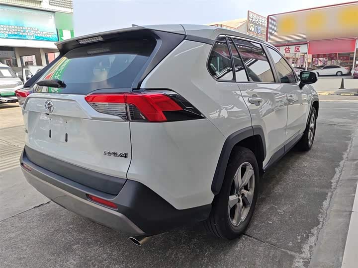 Фото 7 - Toyota RAV4