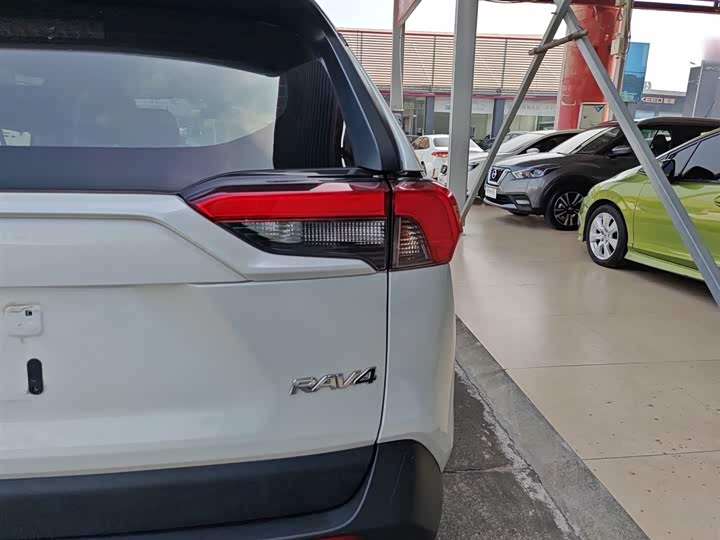 Фото 8 - Toyota RAV4