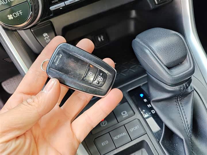 Фото 9 - Toyota RAV4