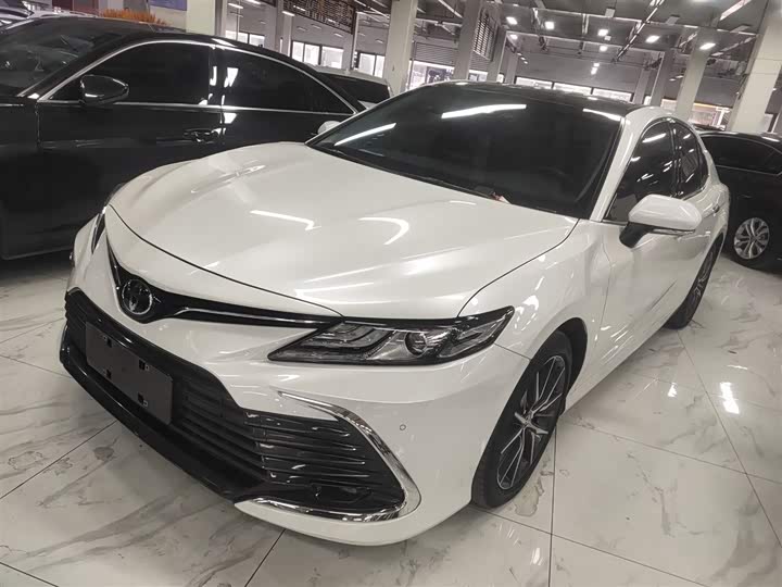 Фото 2 - Toyota Camry