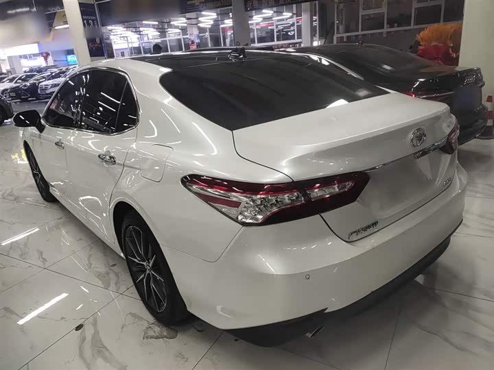 Фото 5 - Toyota Camry