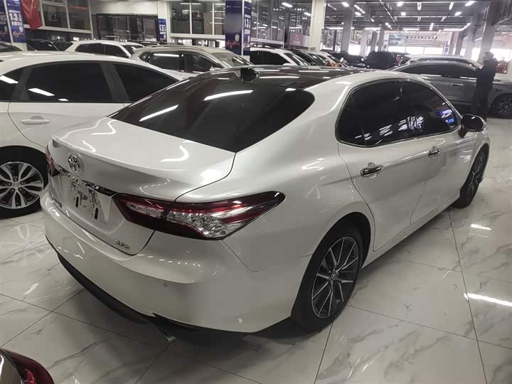 Фото 7 - Toyota Camry