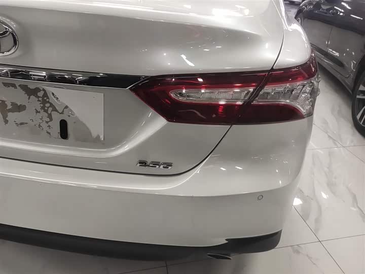 Фото 8 - Toyota Camry