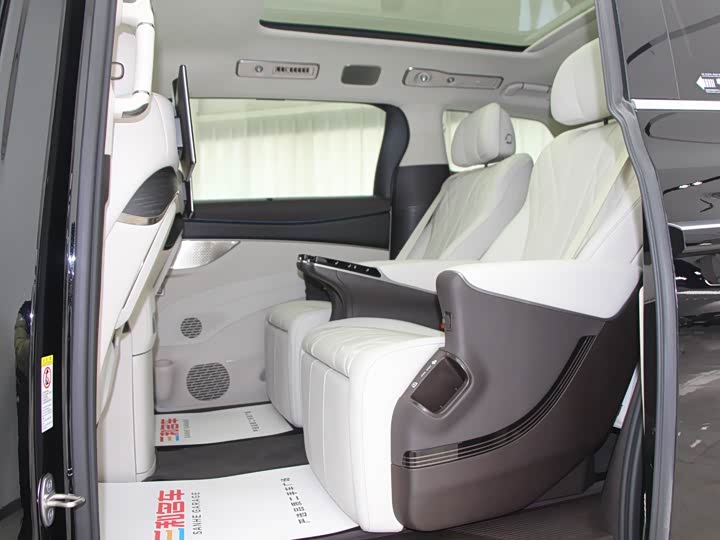 Фото 9 - Denza D9