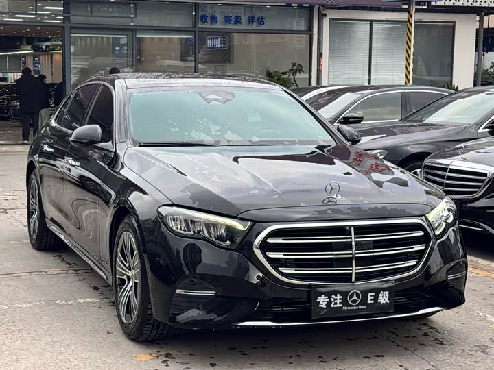 Фото 3 - Mercedes-Benz E-Class