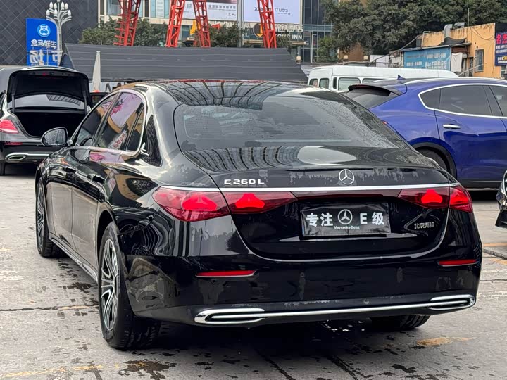 Фото 5 - Mercedes-Benz E-Class