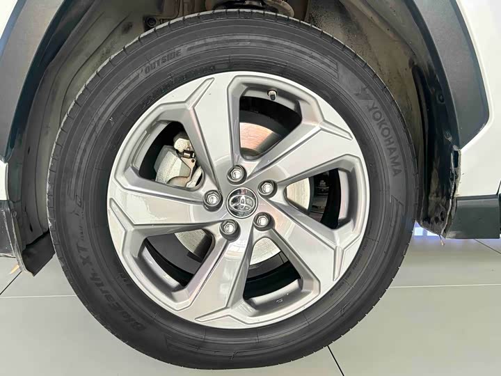 Фото 4 - Toyota RAV4