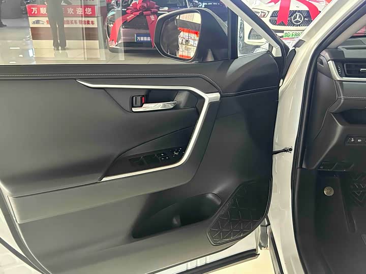 Фото 7 - Toyota RAV4