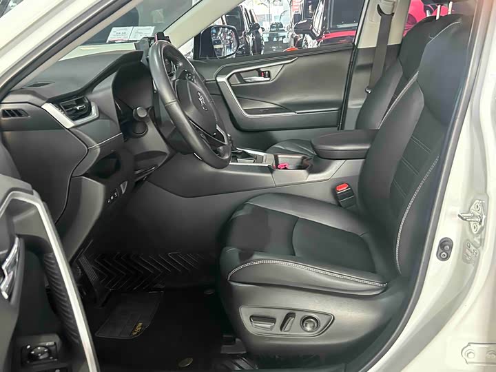 Фото 8 - Toyota RAV4