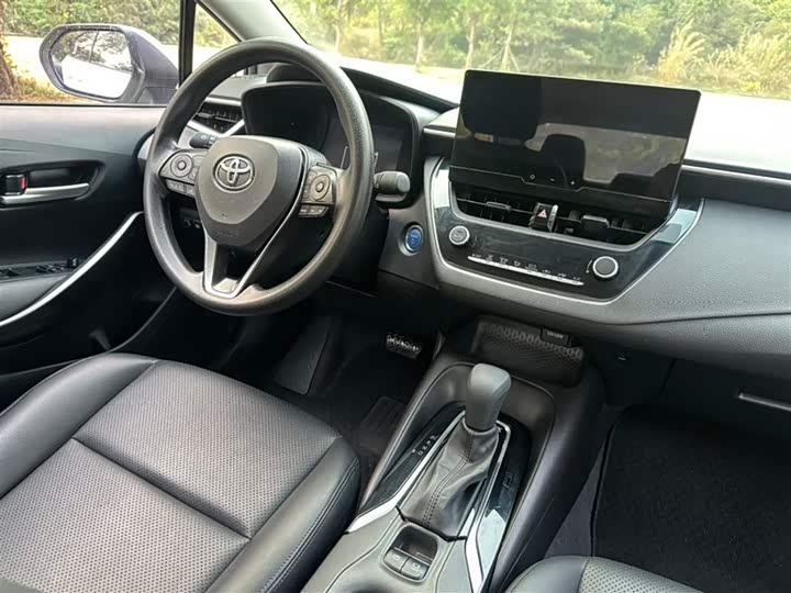 Фото 2 - Toyota Corolla