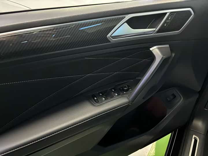 Фото 8 - Volkswagen Tiguan L Pro