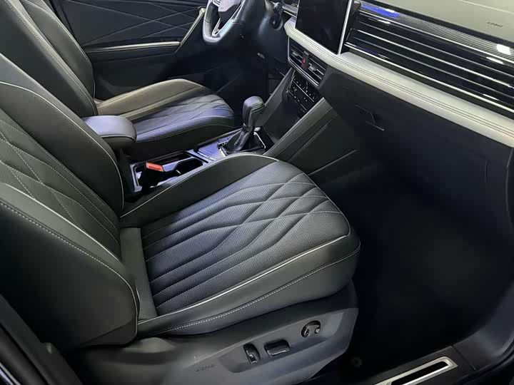 Фото 9 - Volkswagen Tiguan L Pro