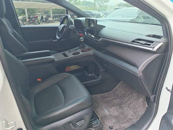 Фото 8 - Toyota Sienna