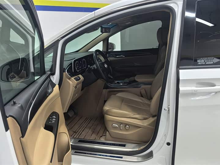 Фото 9 - Buick GL8 ES