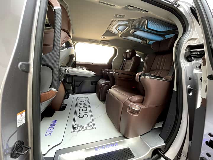 Фото 8 - Toyota Sienna
