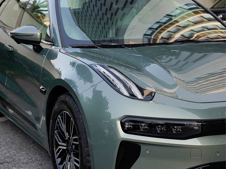 Фото 6 - Zeekr 001