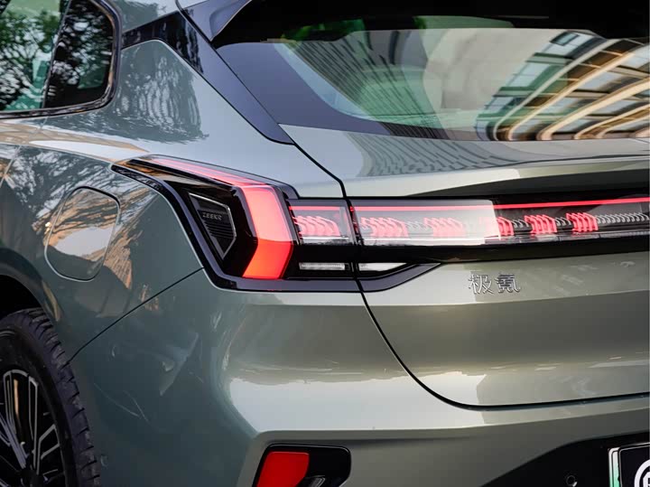 Фото 7 - Zeekr 001