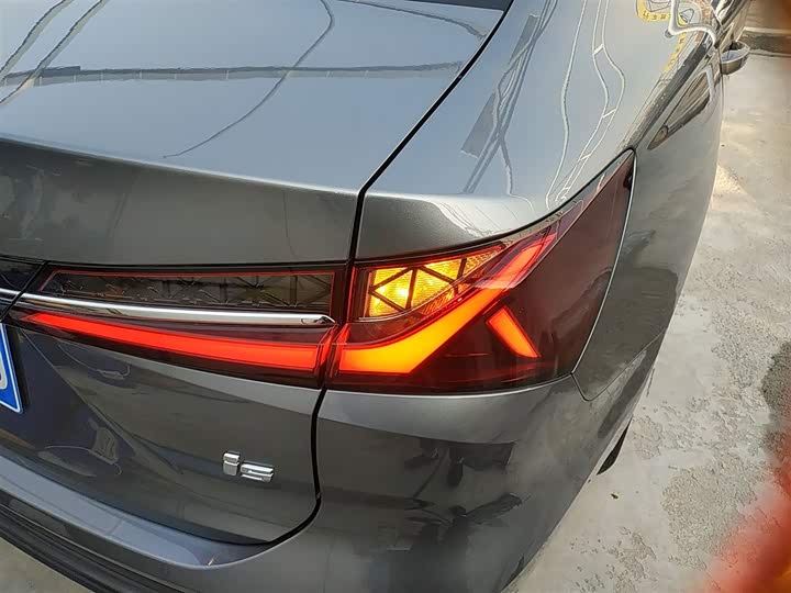 Фото 8 - Roewe i5