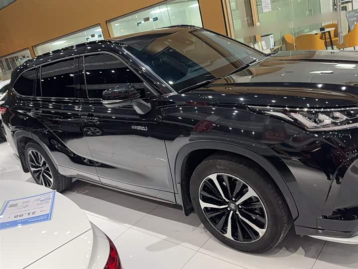 Фото 9 - Toyota Crown Kluger