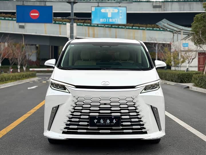 Фото 2 - Lexus LM