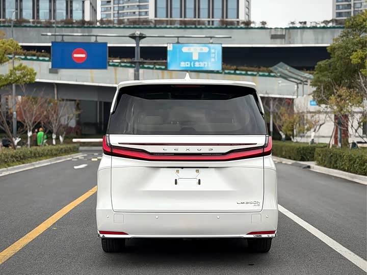 Фото 3 - Lexus LM