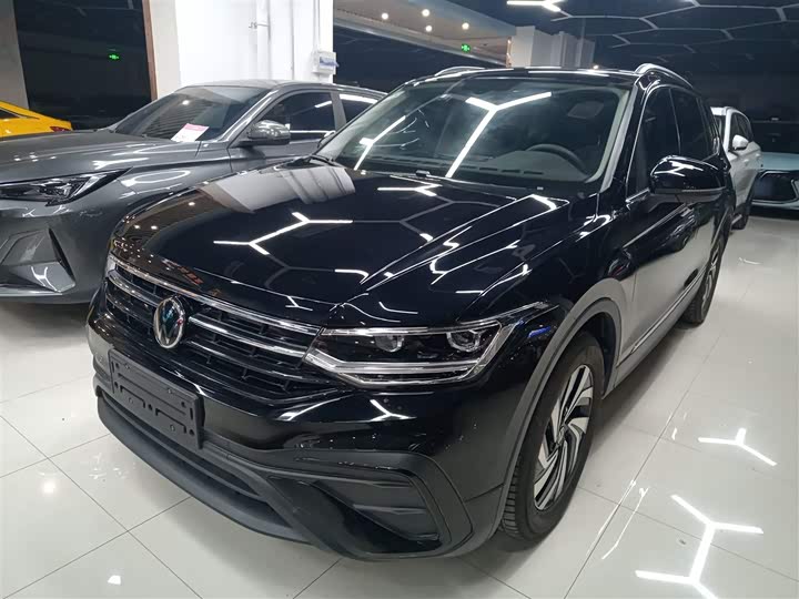 Фото 1 - Volkswagen Tiguan L Pro