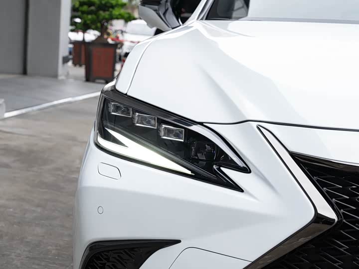 Фото 6 - Lexus ES