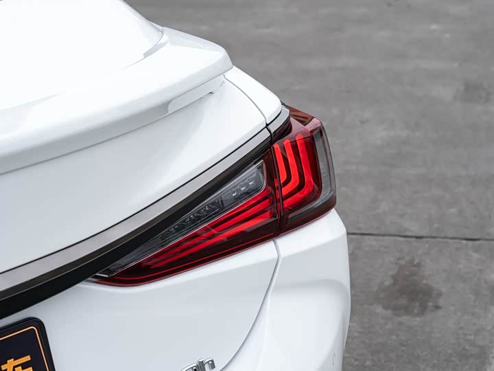 Фото 7 - Lexus ES