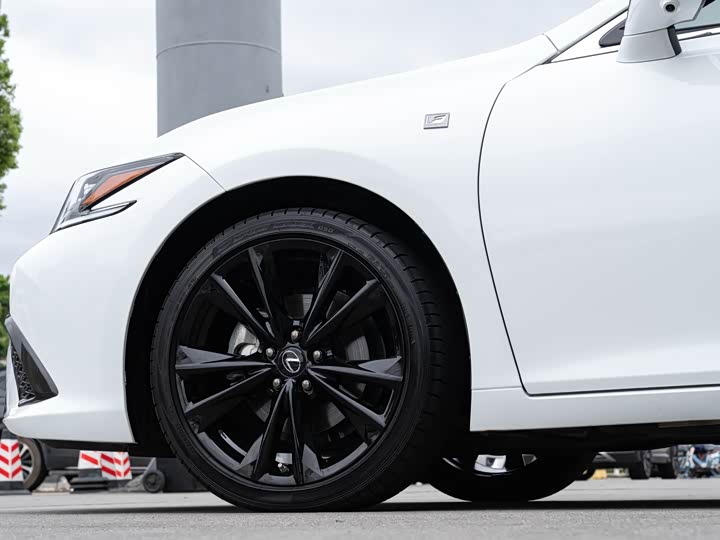 Фото 8 - Lexus ES