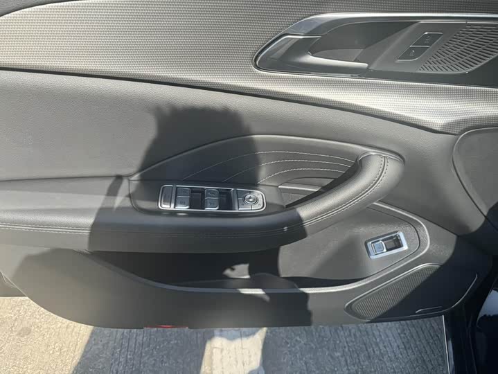 Фото 7 - Hongqi H5