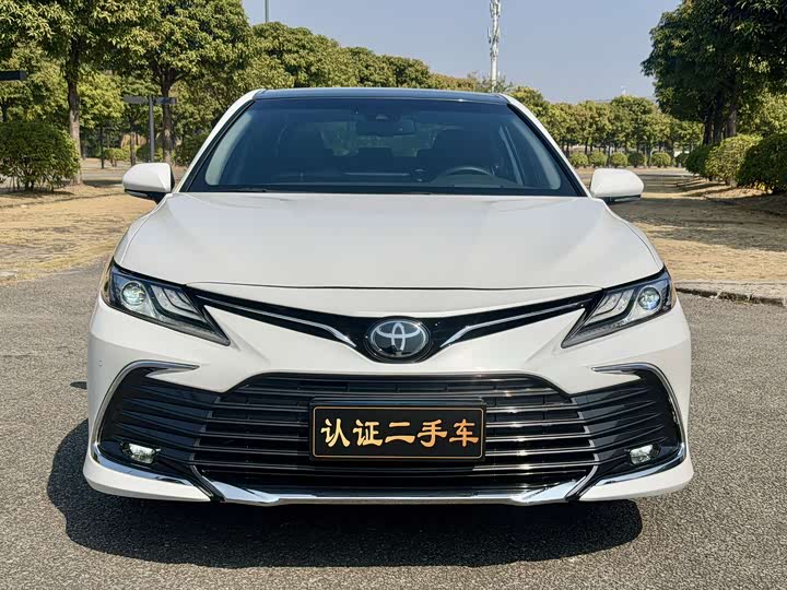 Фото 2 - Toyota Camry