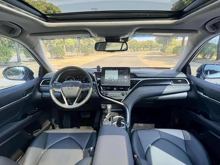 Фото 8 - Toyota Camry