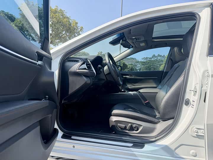 Фото 9 - Toyota Camry