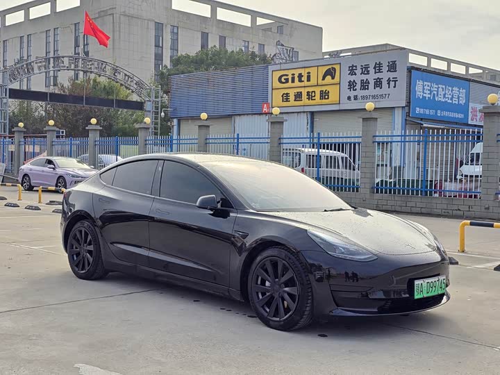 Фото 3 - Tesla Model 3