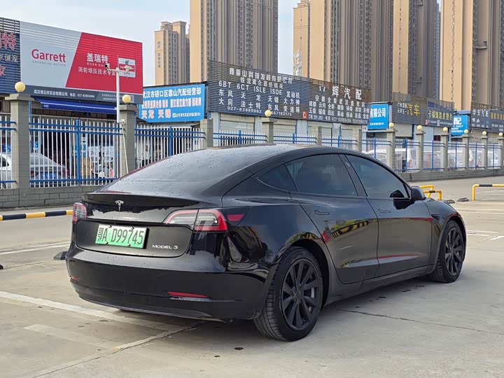 Фото 4 - Tesla Model 3