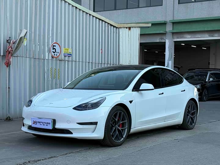 Фото 1 - Tesla Model 3