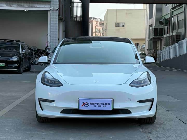 Фото 2 - Tesla Model 3