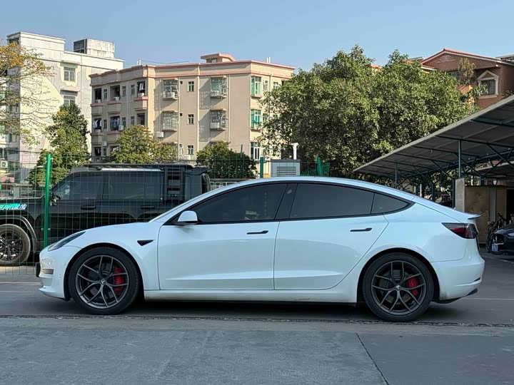 Фото 4 - Tesla Model 3