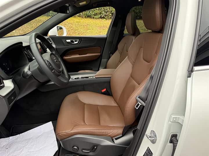 Фото 8 - Volvo XC60