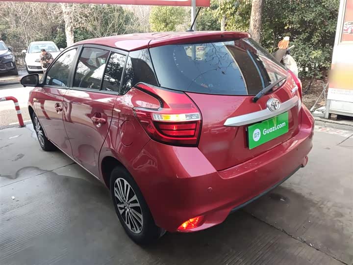 Фото 5 - Toyota Yaris L Hatchback