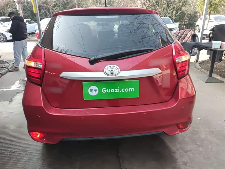 Фото 6 - Toyota Yaris L Hatchback