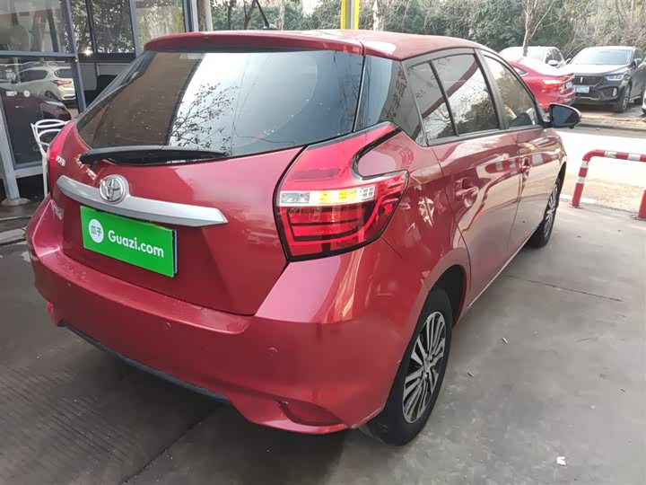 Фото 7 - Toyota Yaris L Hatchback