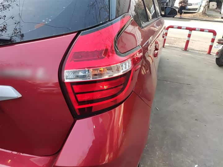 Фото 8 - Toyota Yaris L Hatchback