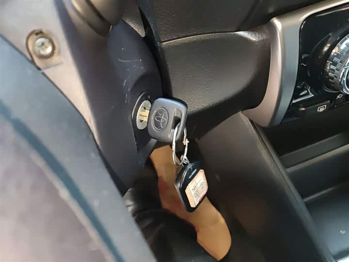 Фото 9 - Toyota Yaris L Hatchback