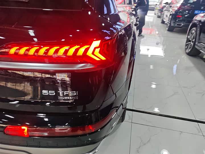 Фото 8 - Audi Q7