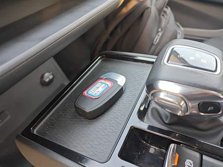 Фото 9 - Hongqi E-QM5